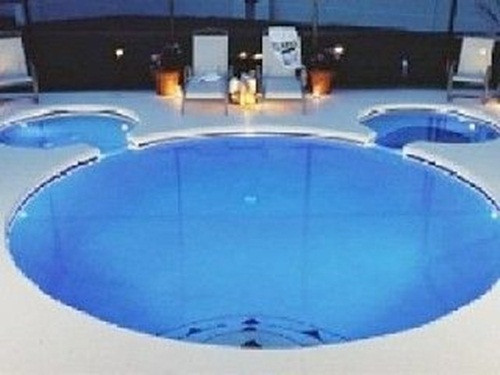 Đây đích thị là ngôi nhà của một fan Mickey lớn tuổi khi bồn tắm cũng xây theo hình biểu tượng Mickey.