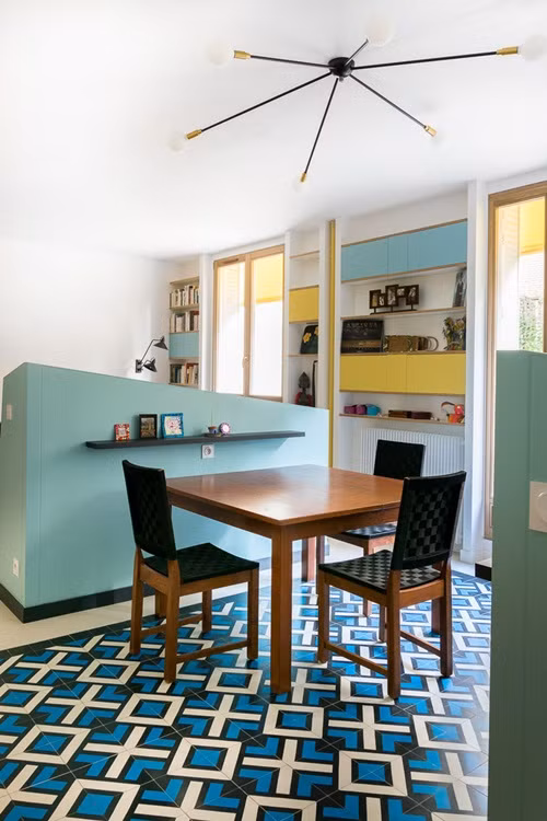 Phòng ăn được đặt giữa phòng bếp và phòng khách chỉ với một vách ngăn nhỏ. Cách chọn dùng đá hoa bắt mắt tạo hiệu ứng hành lang giúp gian phòng có vẻ kéo dài ra.