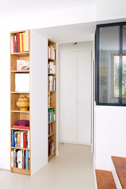 Căn nhà rất nhỏ nhưng vẫn có một tủ sách nhỏ. Mẹo đặt tủ sách ăn sâu vào tường sẽ làm cho căn phòng gọn gàng hơn nhiều.