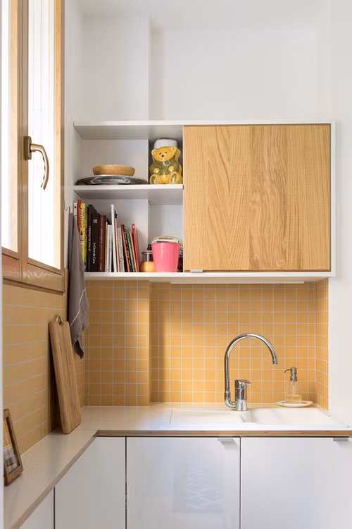 Tường của nhà vệ sinh được chọn cùng màu với màu gỗ để không gian không bị quá nhiều màu và đỡ lộn xộn.