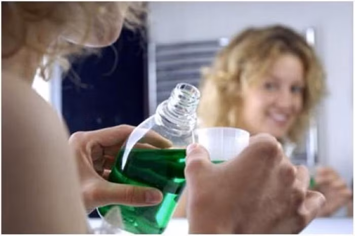 Nếu chỉ dùng nước súc miệng hàng ngày thì những người có hàm răng không chắc khỏe vẫn sẽ bị viêm lợi. Với những cách làm nước súc miệng sau đây, bạn có thể hoàn toàn yên tâm về thành phần lành tính không độc hại mà vô cùng rẻ tiền và dễ kiếm. Ảnh: Baithuocgiamcan.