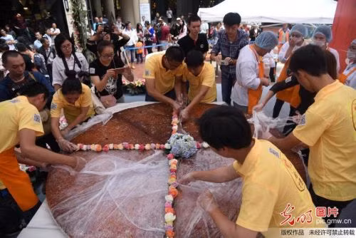 Tại đây, chiếc bánh trung thu khổng lồ đã được ra mắt công chúng.