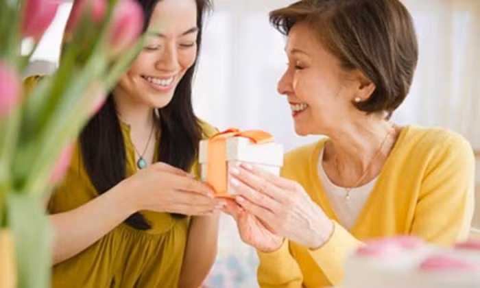 Roi nuoc mat voi mon qua Giang sinh me chong tang nang dau-Hinh-2