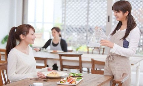 Không uống trước khi ăn. Người Nhật không bao giờ uống bất cứ thứ gì trước khi ăn. Chất lỏng sẽ làm mất nhiệt cơ thể và không hề tốt cho tiêu hóa. Các nhà khoa học giải thích rằng, lượng nước trung hòa axit mà dạ dày sản xuất để tiêu hóa và khi uống nước trước khi ăn, cơ thể sẽ cần nhiều năng lượng hơn để thúc đẩy quá trình này kết quả bạn sẽ muốn ăn nhiều hơn. Ảnh: Diendanamthuc.