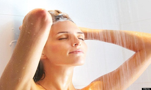 Tắm nước nóng. Sau khi tắm nước nóng, cơ bắp được thư giãn và cải thiện tuần hoàn máu. Tắm nước nóng ít nhất 2 lần/tháng sẽ làm cho da sạch sẽ và cải thiện đường tiêu hóa. Ảnh: Diendandonga.