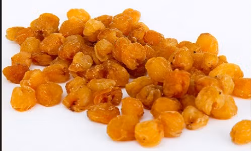 Trước khi uống, bạn cho long nhãn vào tách trà và thưởng thức.