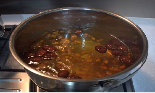  Trước tiên, bạn rửa sạch táo đỏ và kỷ tử rồi cho vào nồi với hai lít nước.