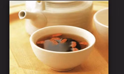  Trà long nhãn, táo đỏ, kỷ tử có tác dụng bổ khí, dưỡng huyết, an thần, bồi bổ sức khỏe, giúp da mặt hồng hào, tốt cho sự vận động của xương khớp.