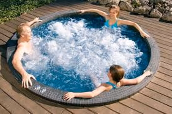 Đó cũng không phải là lý do duy nhất bạn phải cẩn trọng. Không ai dám chắc nguồn nước và vật dụng spa có được sát khuẩn diệt trùng hay không. Nếu như bệnh nhân tiểu đường có vết loét, vi khuẩn rất dễ xâm nhập.