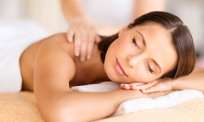 Massage và kinh nguyệt. Kết hợp xoa bóp trong kỳ kinh nguyệt là một con dao hai lưỡi. Tuy rằng massage có thể giúp máu lưu thông và giảm đau lưng, đầy hơi nhưng nếu massage không khéo léo có thể làm tăng chảy máu trong chu kỳ.