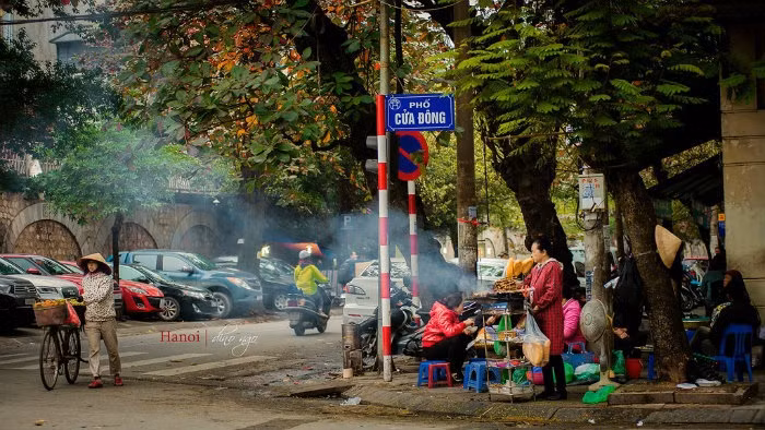 Cứ thế đông về đem sắc lá úa màu phủ lên những hàng cây đang mùa thay áo. Người Hà thành cũng vậy, những chiếc áo mỏng manh được cất vào ngăn tủ thay vào đó là những chiếc áo bông, áo len to sụ, ấm áp và xinh xắn vô cùng. Ảnh: Tinmoitruong.vn.