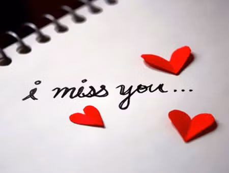 Khi đã mắc vào lưới tình, thật khó để nghĩ về một ai khác bởi hình ảnh người yêu cứ choáng ngợp tâm trí bạn, mọi lúc mọi nơi. Vì thế, chắc hẳn khi đang nói chuyện với bạn bè, những hình ảnh của bạn vẫn khiến anh ấy vô cùng nhớ nhung.