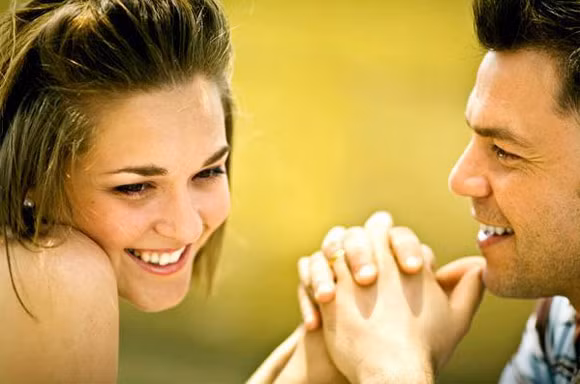 Nếu may mắn được nghe lỏm câu chuyện đấy, bạn sẽ rất hạnh phúc bởi biết được người ấy miêu tả bạn thế nào, biết những điều anh ấy trân trọng và ghi nhớ.