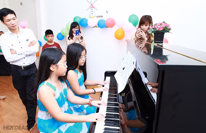 Cho trẻ tham gia các lớp năng khiếu về âm nhạc Ngay từ những năm tháng đầu đời, các bậc cha mẹ nên đầu tư cho con học các lớp năng khiếu về cảm thụ nhạc. Quá trình vừa học vừa chơi sẽ giúp em sớm bộc lộ những khả năng đặc biệt về âm nhạc, nếu không thì chúng cũng giúp trẻ phát triển nhân cách, hình thành tình yêu thương với mọi vật xung quanh cuộc sống. 