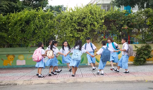 Nhảy theo điệu nhạc Trẻ em thích nhảy, vì vậy hãy khuấy động những giai điệu để trẻ có cơ hội nhảy nhót và thậm chí là hò hét theo chúng. 