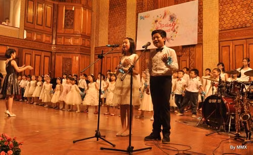 Tham dự buổi hòa nhạc Hiện nay có rất nhiều bản nhạc giao hưởng biểu diễn hoà nhạc dành riêng cho trẻ em, như Peter và Wolf, tại đó có rất nhiều các nhạc cụ khác nhau được chơi. Buổi hòa nhạc có thể biểu diễn tại công viên, đó sẽ là một khung cảnh tuyệt vời cho trẻ em vì chúng có thể lắng nghe và đắm chìm trong âm nhạc kết hợp với vui chơi. 