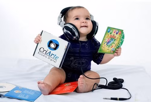 Cho con nghe nhạc Mỗi ngày bạn có thể bật các kênh về âm nhạc trên TV hoặc cho trẻ nghe đài, đĩa CD, bất kể cái gì đó liên quan đến âm nhạc. Hãy thường xuyên áp dụng chúng mỗi ngày để tạo thói quen nghe nhạc là một phần không thể thiếu trong cuộc sống của trẻ, từ đó giúp đứa trẻ hình thành sự quan tâm đến âm nhạc. “Cũng giống như lũ trẻ sẽ vui mừng về việc đọc nếu là chính chúng đọc, và bạn sẽ có một đứa trẻ yêu âm nhạc bằng cách chúng nghe nhạc, nhảy theo nhạc, làm mọi thứ liên quan đến âm nhạc”. Pamela Shaw, Giám đốc Đại học Thành phố Oklahoma nói.