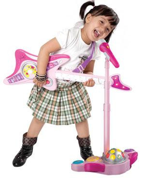 Chơi trò hát đoạn tiếp theo của bài hát. Để kích thích sự ham học hỏi cũng như trí nhớ của trẻ trong phát triển năng khiếu âm nhạc. Cha mẹ hãy thử chơi trò hát đoạn tiếp theo của bài hát cũng trẻ. Mỗi buổi sáng khi đi qua phòng chúng, hãy hát một câu trong bài hát nào đó và chắc chắn trẻ sẽ hát đoạn tiếp theo một cách khoái chí. 