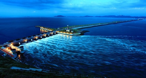 Công trình khổng lồ đã vượt qua đê Zuiderzee (xây xong năm 1933) của Hà Lan để trở thành đê biển dài nhất thế giới. Ảnh: Saosang.net.