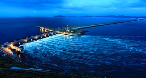 Công trình khổng lồ đã vượt qua đê Zuiderzee (xây xong năm 1933) của Hà Lan để trở thành đê biển dài nhất thế giới. Ảnh: Saosang.net.