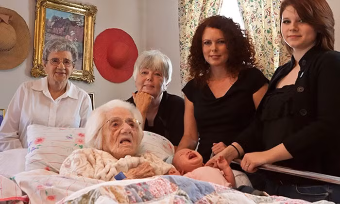 Bước sang tuổi 111, bà cụ Mollie Wood đã được đón chào thế hệ thứ 6 trong gia đình - cháu gái Braylin Marie Higgins.