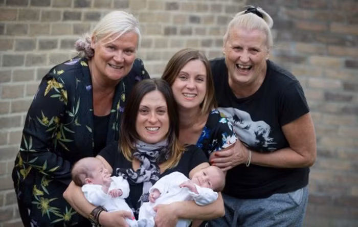 Ba thế hệ của gia đình này đều được hưởng gen sinh đôi di truyền.