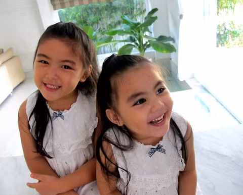 Hai chị em "Hạt Dẻ - Lọ Lem" nhà Quyền Linh luôn thu hút sự chú ý mỗi lần xuất hiện. Vẻ ngoài đáng yêu của 2 ngôi sao nhí thường rơi vào tầm ngắm của phóng viên.