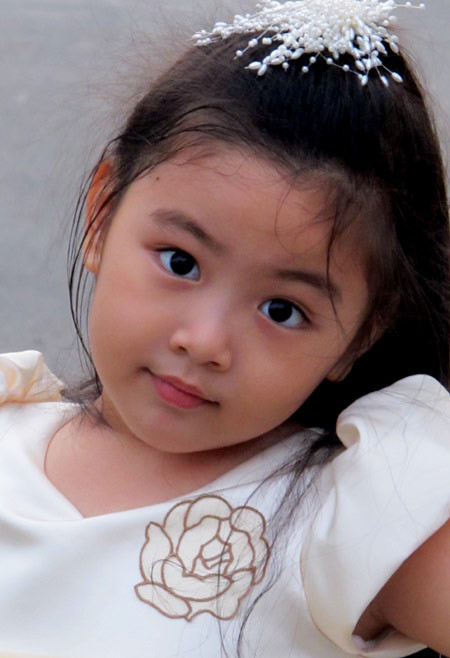 Hạt Dẻ sở hữu đôi mắt to tròn, đen láy giống hệt bố Quyền Linh.