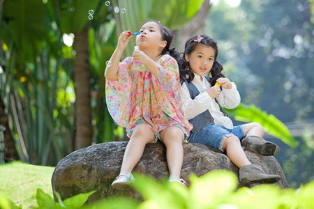 Hai cô con gái của ca sĩ Mỹ Lệ bất cứ khi nào xuất hiện đều khiến người khác phải ngạc nhiên về phong cách thời trang và những cử chỉ dễ thương.