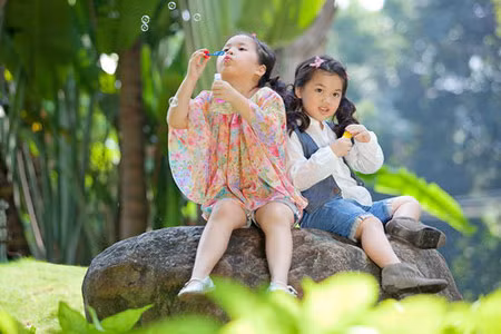 Hai cô con gái của ca sĩ Mỹ Lệ bất cứ khi nào xuất hiện đều khiến người khác phải ngạc nhiên về phong cách thời trang và những cử chỉ dễ thương.