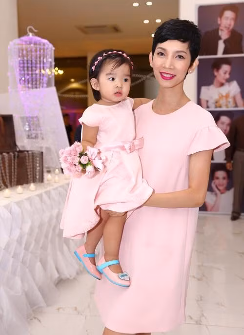 Được mẹ Xuân Lan chăm chút rất kỹ nên mỗi khi bé Thỏ xuất hiện, hình ảnh của bé lại nhanh chóng lọt vào ống kính của các nhiếp ảnh gia. Ảnh: yeutre.vn.