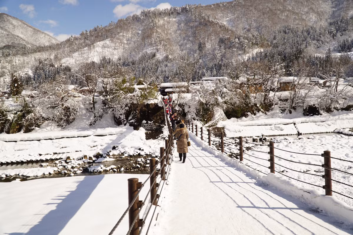 Đây đều là địa điểm tuyệt vời để du khách trải nghiệm trò chơi trượt tuyết cũng như ngắm nhìn cảnh sắc tuyệt vời mà tuyết đem lại. Tuyết mùa đông phủ trắng xóa mọi thứ, bám kín che đi những cành cây đen xù xì trụi lá. Trong màu trắng tinh khôi của tuyết và băng, cảnh vật nên thơ, dịu dàng hơn và lãng mạn như vương quốc tuyết nơi ở của “Nữ hoàng băng giá”. Ảnh: Du lịch Nhật Bản.