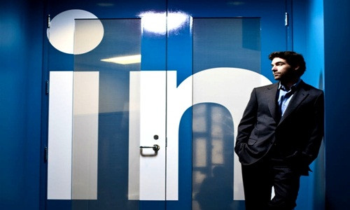 Giám đốc điều hành AOL TimArmstrong đã ra chỉ thị cho nhóm nhân viên cấp cao của mình mỗi tuần chỉ cần ngồi không 4 giờ suy nghĩ về những ý tưởng mới. Với CEO của Linkedin – ông Jeff Weiner thì lại luôn dành 2 giờ mỗi ngày suy nghĩ.