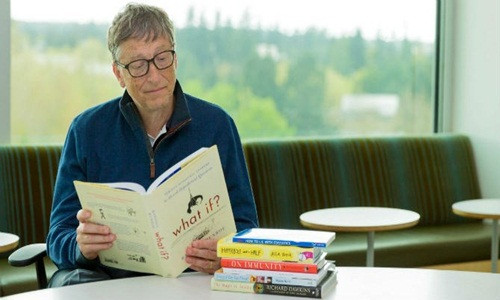 Những tỷ phú lớn như Bill Gates, Elon Musk, Warren Buffett đều vô cùng bận rộn nhưng họ vẫn dành ít nhất 1 giờ vàng ngọc 1 ngày cho các hoạt động chia thành 3 nhóm: đọc sách, suy tư và kinh nghiệm.