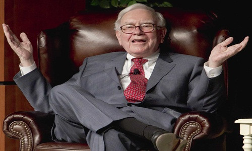 Tỷ phú Warren Buffet dành ra tới 5 - 6 tiếng mỗi ngày để đọc tin tức và báo chí. Tỷ phú Facebook Mark thì lại đặt quy tắc đọc xong ít nhất một cuốn sách trong 2 tuần. Trong khi đó, ông trùm dầu Elon Musk lại là một người cuồng sách, ông đọc mỗi ngày 2 cuốn.