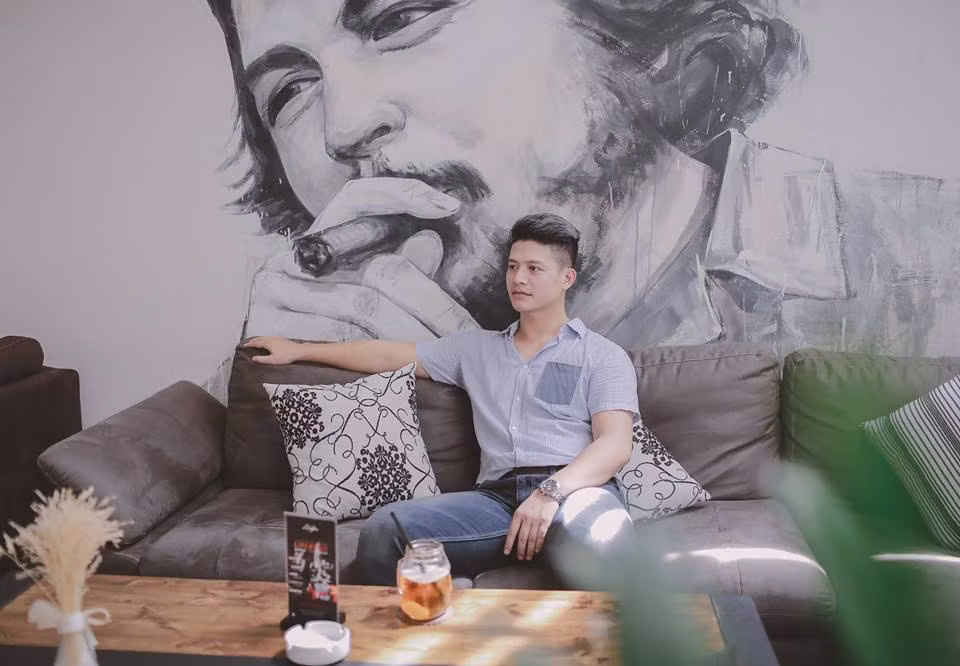 Phía sau ánh đèn sân khấu, Đàm Hàn Giang luôn gây ấn tượng mạnh mẽ với người đối diện bởi bể ngoài nam tính, lại có đôi chút lãng tử, làn da sáng và thể hình cân đối.