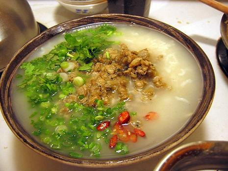 Cháo hến: Hến sông 1,5kg, gạo tẻ 100g, gia vị chanh, ớt. Ảnh: dongy.vn.