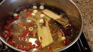 Gạo, nước thuốc, chân gà hầm cùng với nhau thành cháo cho chín kỹ, nêm gia vị, hành hoa ăn nóng. Ảnh: baithuoc.vn.