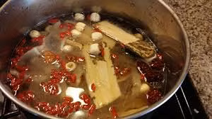 Gạo, nước thuốc, chân gà hầm cùng với nhau thành cháo cho chín kỹ, nêm gia vị, hành hoa ăn nóng. Ảnh: baithuoc.vn.