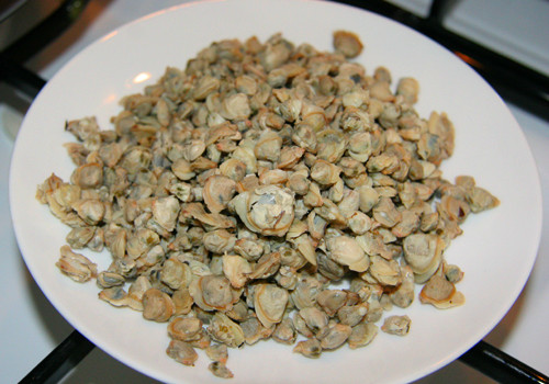 Cách làm: Hến luộc chín, lấy nước và thịt, bỏ vỏ. Nước luộc hến cùng gạo nấu thành cháo, thịt hến trộn gia vị. Sau đó phi hành mỡ thơm, cho thịt hến vào cùng gia vị mắm muối xào chín. Ảnh: dongy.vn.