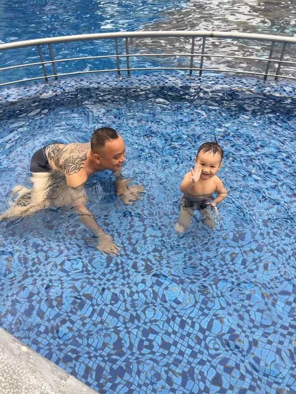 Khác với vẻ ngoài dữ tợn, thân hình xăm trổ, ngoài đời anh Cường sống khép kín, không phô trương, nội tâm ấm áp và tình yêu dành cho các con thì không gì đong đếm được.