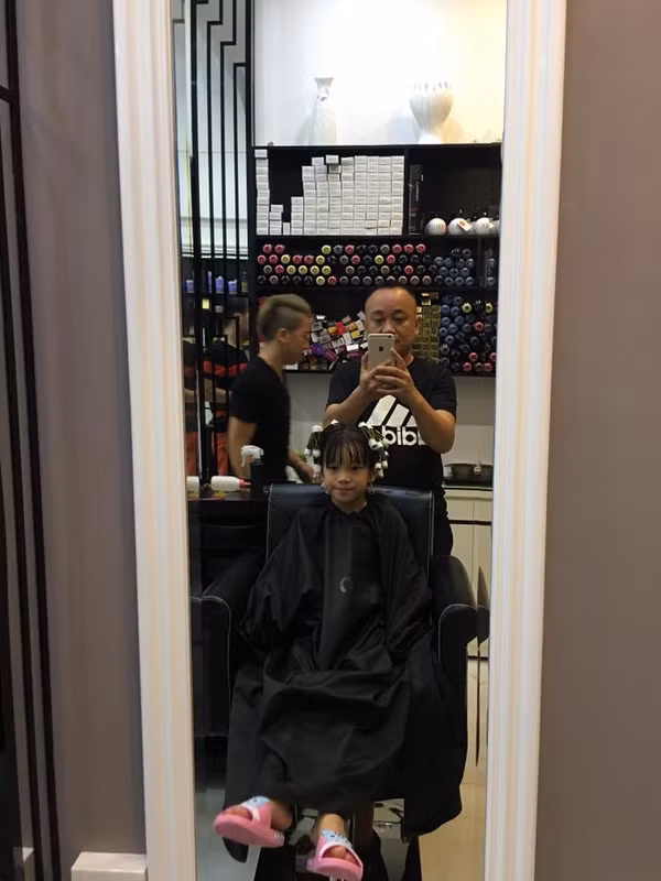 Anh Cường và con con gái rượu rất thân nhau, anh Cường không ngần ngại đưa cô con gái yêu đi làm tóc, làm móng, chiều chuộng mọi sở thích của con.