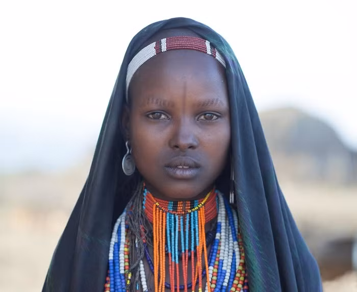 Một thiếu nữ da màu của một bộ lạc ở Ethiopia.