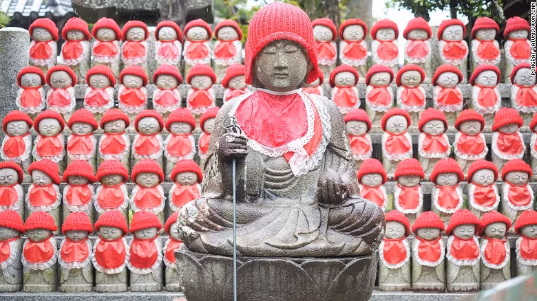 Họ đến cầu và mang theo những mô hình bầu sữa mẹ để treo lên khắp ngôi đền. Các mô hình được làm từ vải, từ gỗ và có rất nhiều màu sắc.