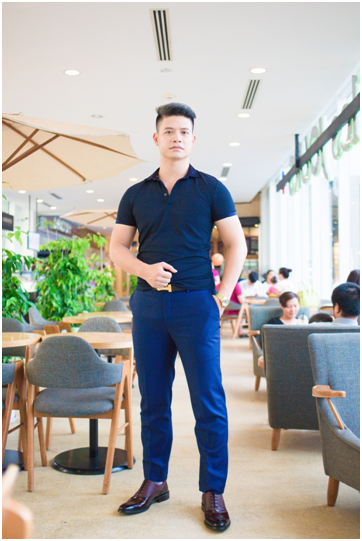 Đặc biệt các cô gái cần nhớ tẩy trang thật kỹ trước khi đi ngủ, và uống nước nhiều để da luôn căng bóng và đủ nước. Nụ cười tươi tắn cũng sẽ khiến bất cứ chàng trai nào “đổ xiêu vẹo”, vì vậy theo anh, các cô gái hãy chăm thoa son dưỡng và một chút son hồng lên môi khi ra đường.