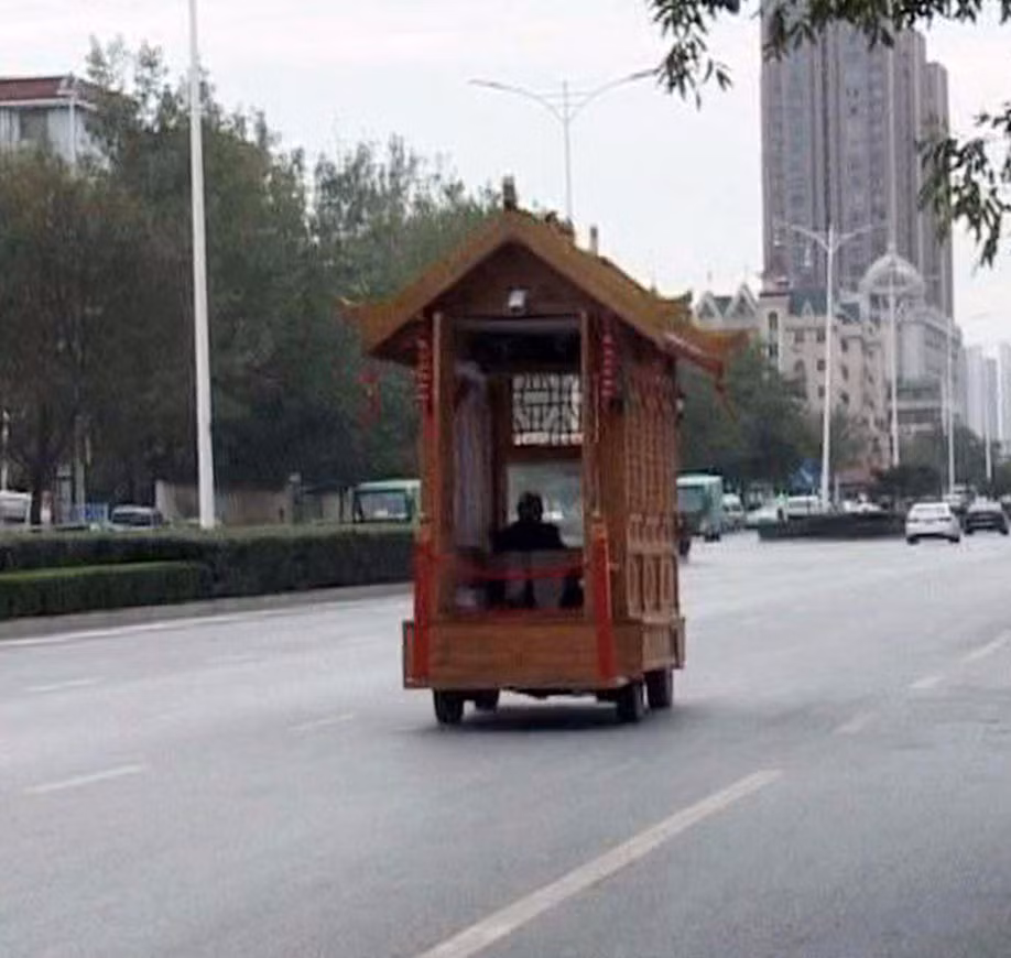 Xe được chia thành hai tầng, tầng trên được sử dụng để lưu trữ đồ, tầng dưới là giường để nghỉ ngơi. 