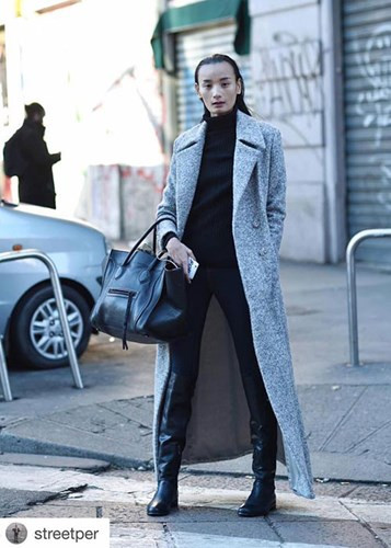 Người mẫu Lê Thúy lại chọn áo khoác dáng dài, áo len, quần jeans và boot cao cổ giữa giá rét. Ảnh: kienthuc.net.vn.