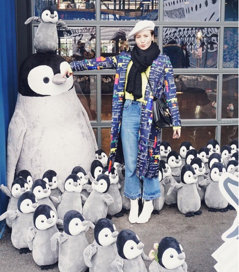 Yến Nhi sang chảnh và trẻ trung với váy denim hai tầng mix cùng áo cổ lọ, chiếc áo lông sang chảnh là món phụ kiện đắt gía của bộ trang phục, mũ beret và giày thể thao trắng mang lại sự trẻ trung năng động cho cô. Ảnh: eva.vn.