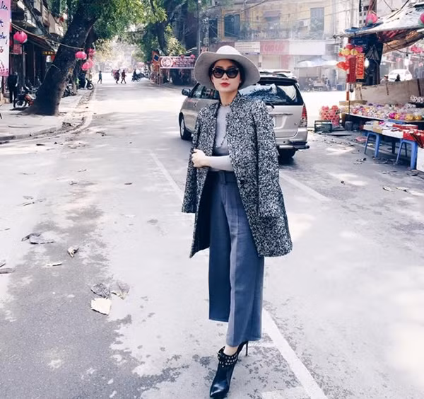 Gam màu xám và các sắc thái cùng tông được Diễm Trang kết hợp khéo léo trong bộ trang phục ngày xuân. Cô nàng Á hậu này còn thể hiện gu thời trang sành điệu khi mix ăn ý các phụ kiện như boots nạm đinh, mũ vành tròn và kính mắt mèo. Ảnh: himher.vn.