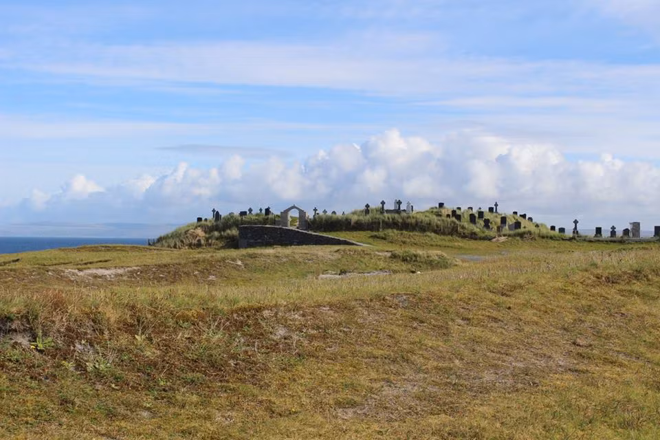 Đảo có khí hậu ôn hòa, nhiệt độ thích hợp cho các loài thực vật thích nghi với khí hậu vùng cực, vùng Địa Trung Hải và vùng núi cao.